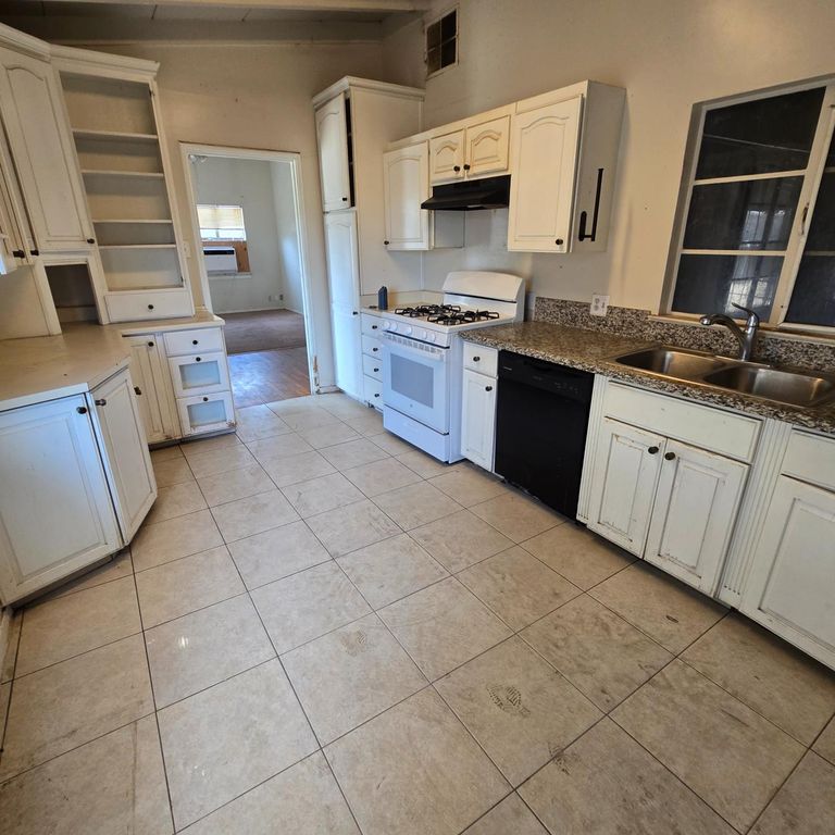 Image 5 of property listing at 2127 E Sussex Way, Fresno, CA 93726
