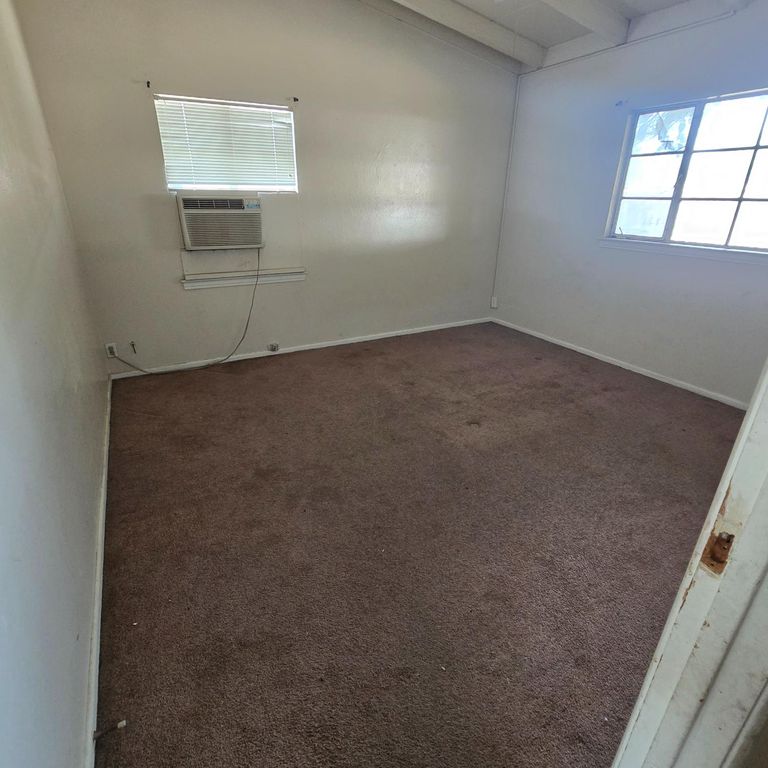 Image 7 of property listing at 2127 E Sussex Way, Fresno, CA 93726