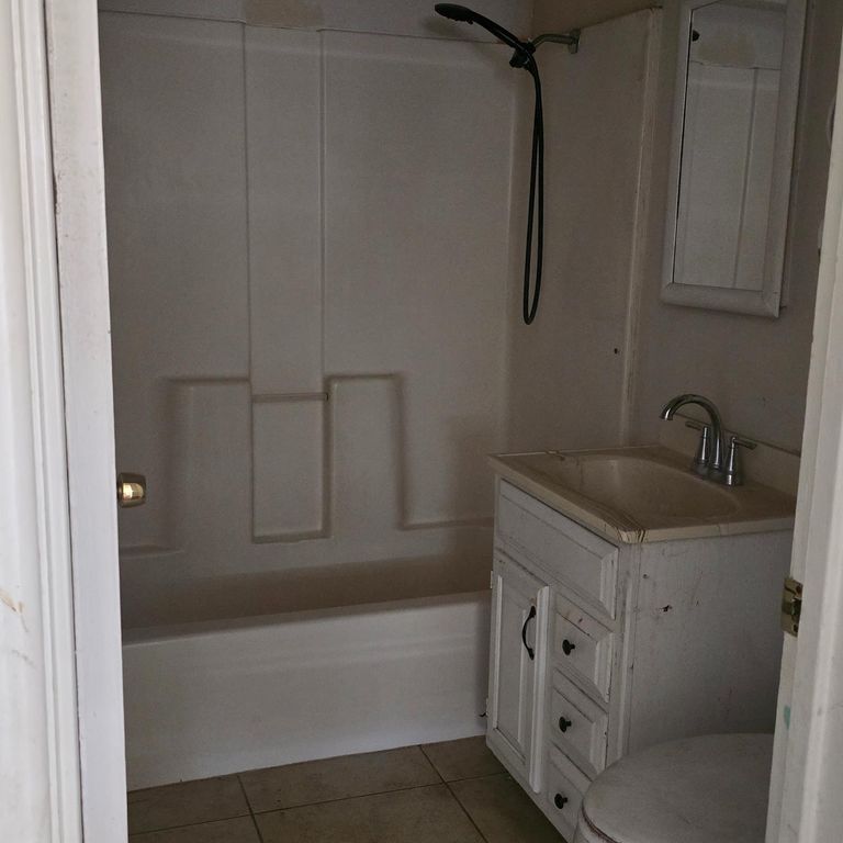 Image 9 of property listing at 2127 E Sussex Way, Fresno, CA 93726