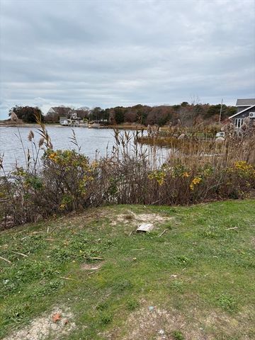 74 Hillside Ave, Falmouth, MA 02556