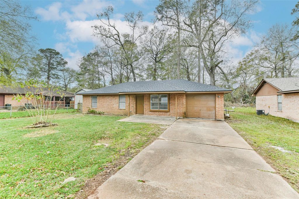 1204 S Holly Avenue, Cleveland, TX 77327