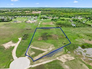 2016 DAVIDS VIEW LANE, West Bend, WI 53090