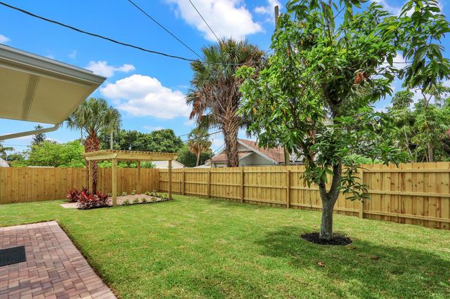 842 Selkirk Street, West Palm Beach, FL 33405