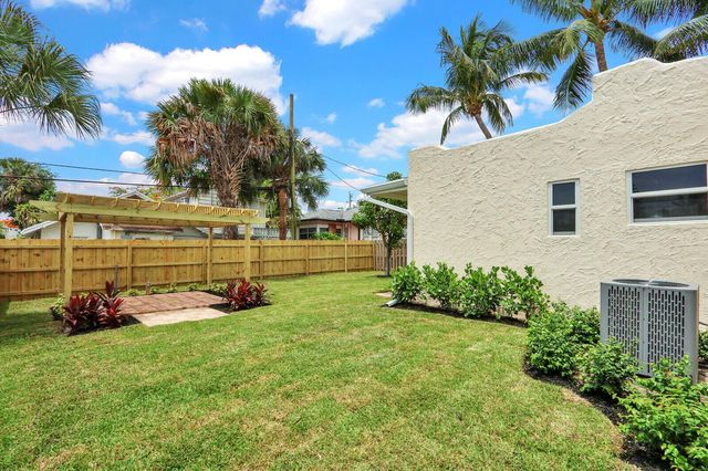 842 Selkirk Street, West Palm Beach, FL 33405