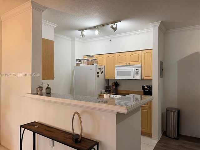 6831 SW 44th St 203, Miami, FL 33155