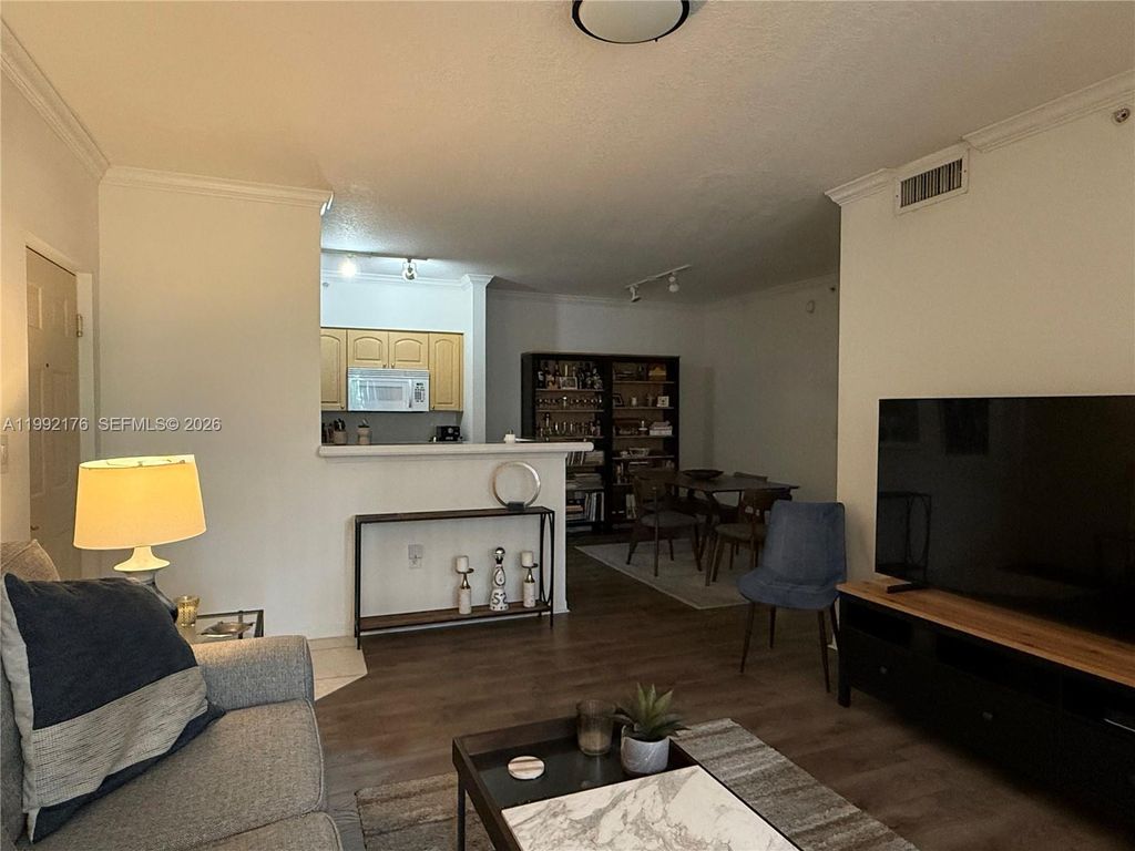 6831 SW 44th St 203, Miami, FL 33155