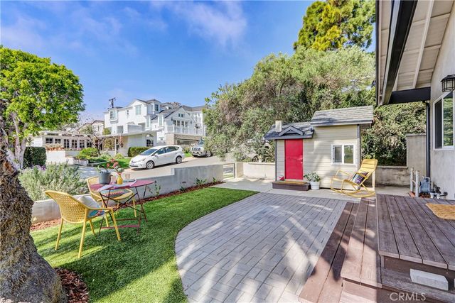 2700 Elm Avenue, Manhattan Beach, CA 90266