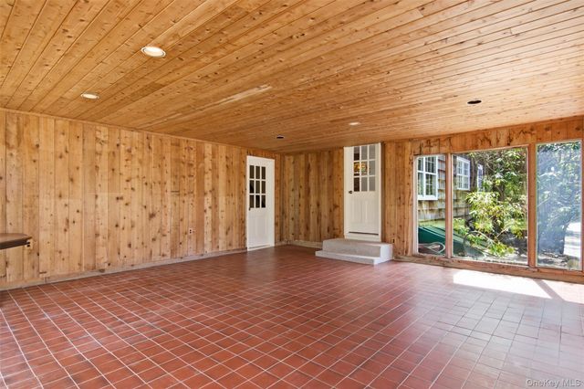 6 Oakland Lane, East Quogue, NY 11942