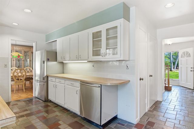 6 Oakland Lane, East Quogue, NY 11942