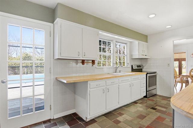 6 Oakland Lane, East Quogue, NY 11942