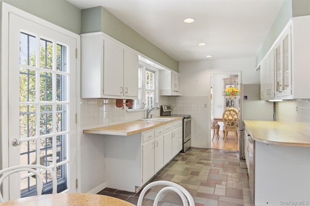 6 Oakland Lane, East Quogue, NY 11942