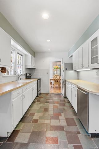 6 Oakland Lane, East Quogue, NY 11942