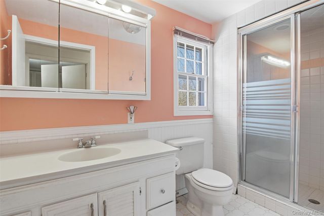 6 Oakland Lane, East Quogue, NY 11942