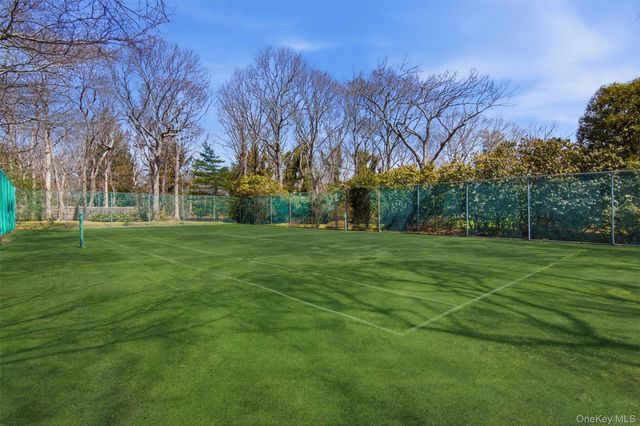 6 Oakland Lane, East Quogue, NY 11942