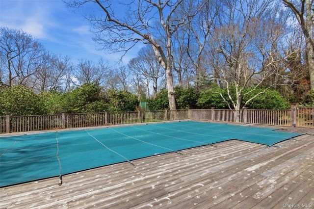 6 Oakland Lane, East Quogue, NY 11942