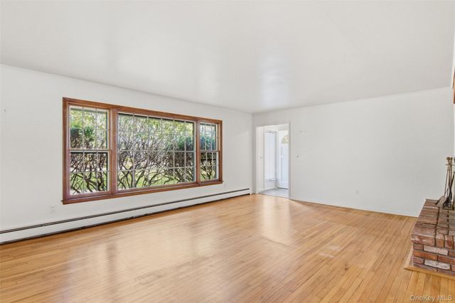 6 Oakland Lane, East Quogue, NY 11942