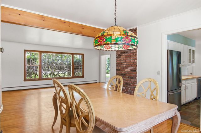 6 Oakland Lane, East Quogue, NY 11942