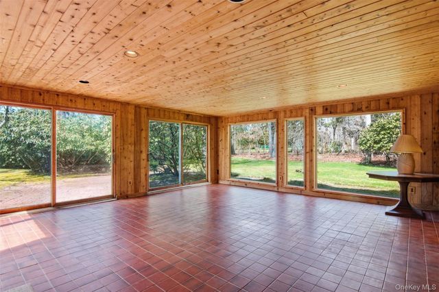 6 Oakland Lane, East Quogue, NY 11942