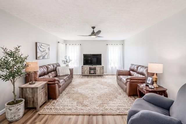 206 Oxford Drive SW, Pataskala, OH 43062