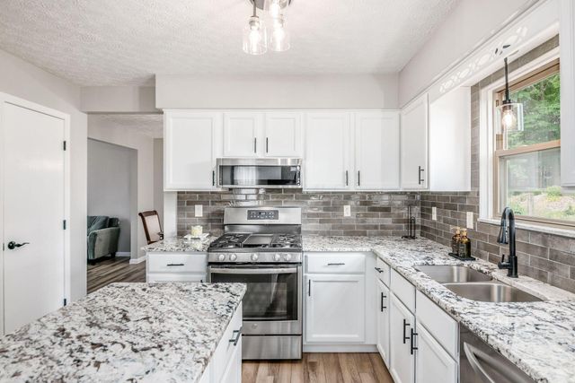206 Oxford Drive SW, Pataskala, OH 43062