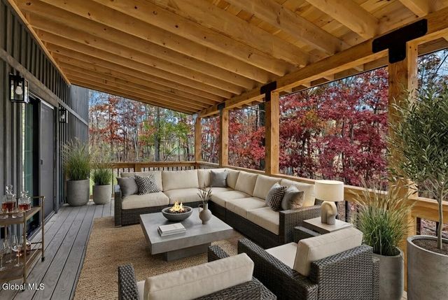 399 Snyders Corner Road, Poestenkill, NY 12018