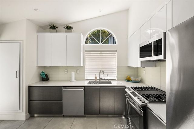2175 Pacific Avenue D6, Costa Mesa, CA 92627