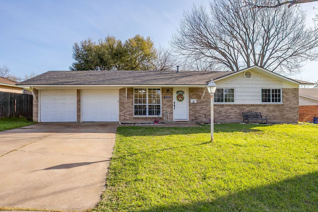 540 Mound Street, Burleson, TX 76028