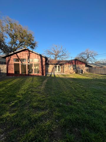 1036 Idlewood Avenue, Azle, TX 76020