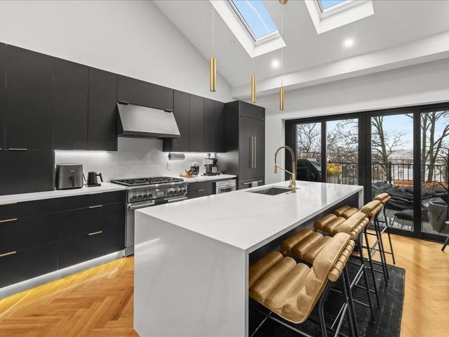 760 E Broadway U:2, Boston, MA 02127