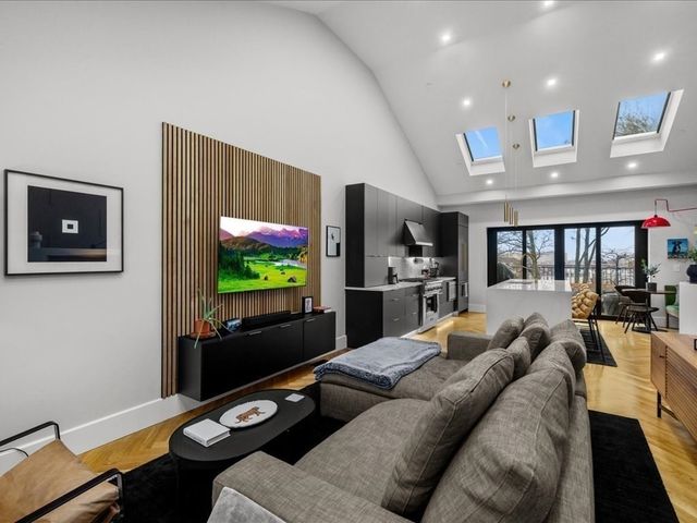 760 E Broadway U:2, Boston, MA 02127