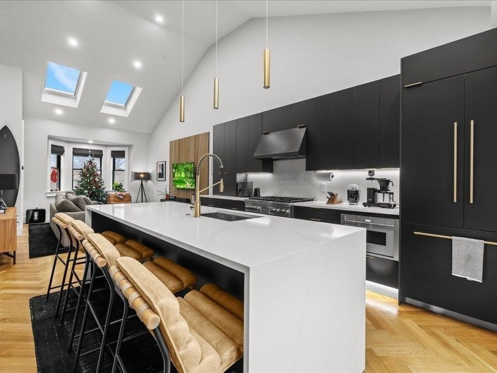 760 E Broadway U:2, Boston, MA 02127