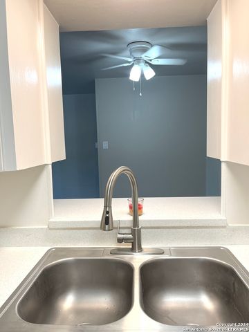 223 W Silver Sands Dr Apt 7, San Antonio, TX 78216