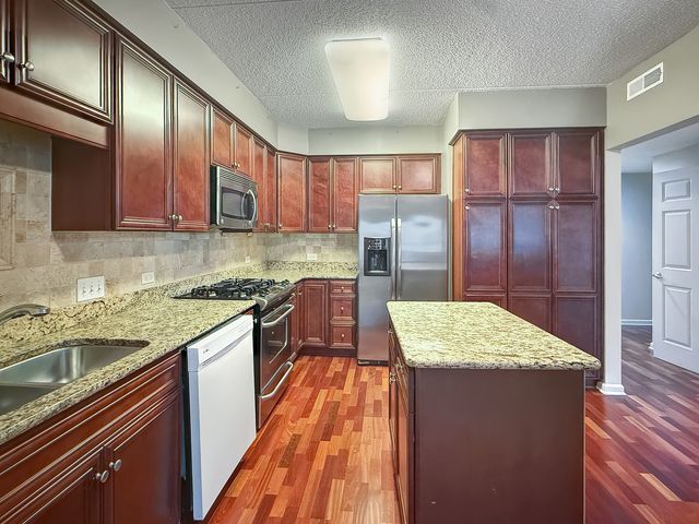701 W Rand Road 137, Arlington Heights, IL 60004