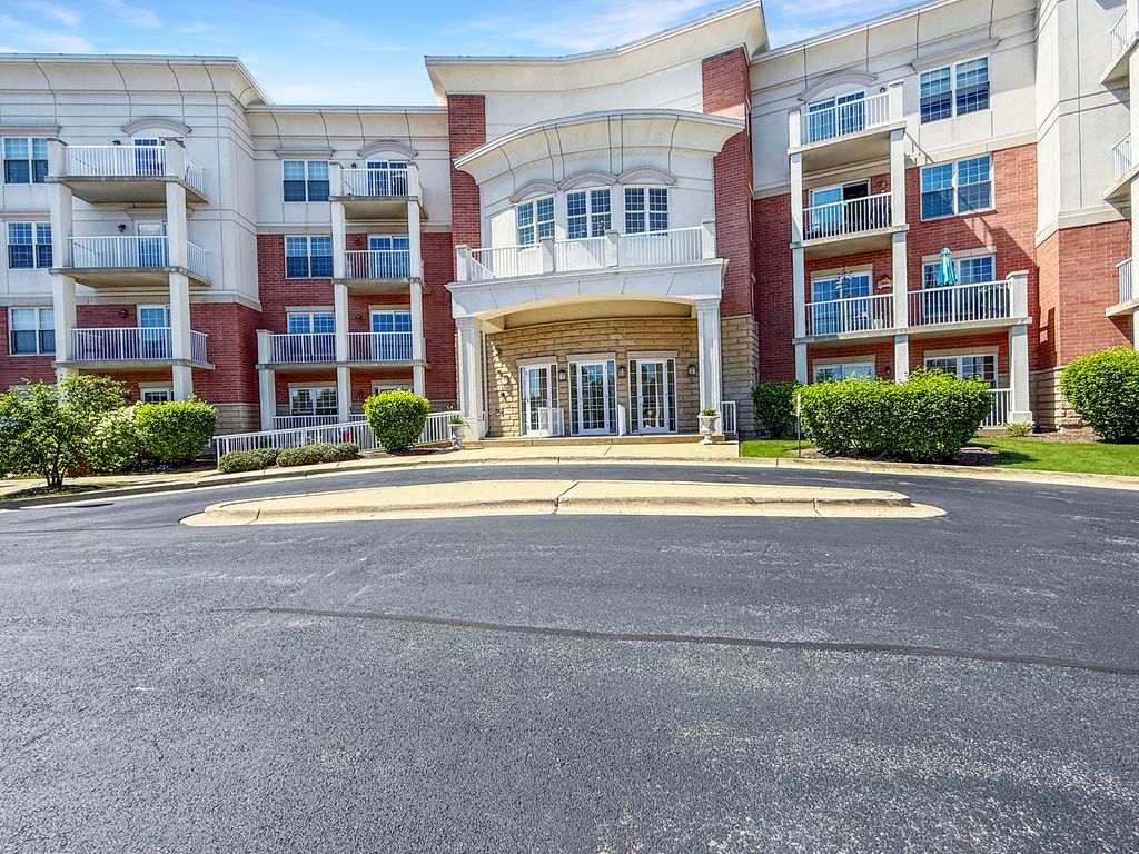 701 W Rand Road 137, Arlington Heights, IL 60004