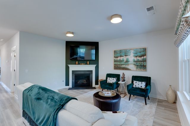 563 Ballard Dr, White House, TN 37188