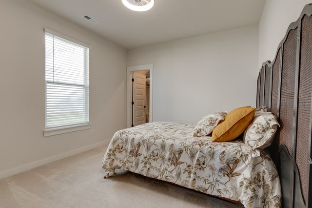 563 Ballard Dr, White House, TN 37188