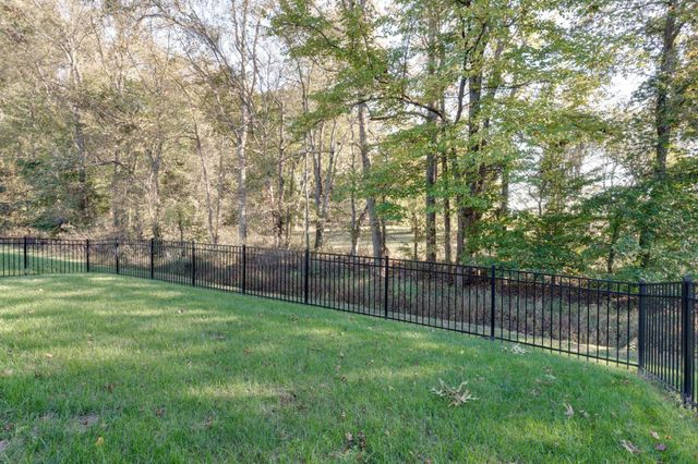 563 Ballard Dr, White House, TN 37188