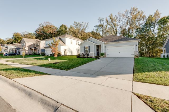 563 Ballard Dr, White House, TN 37188