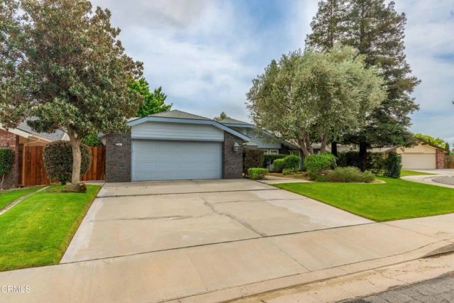 9501 Greenhaven Court, Bakersfield, CA 93311