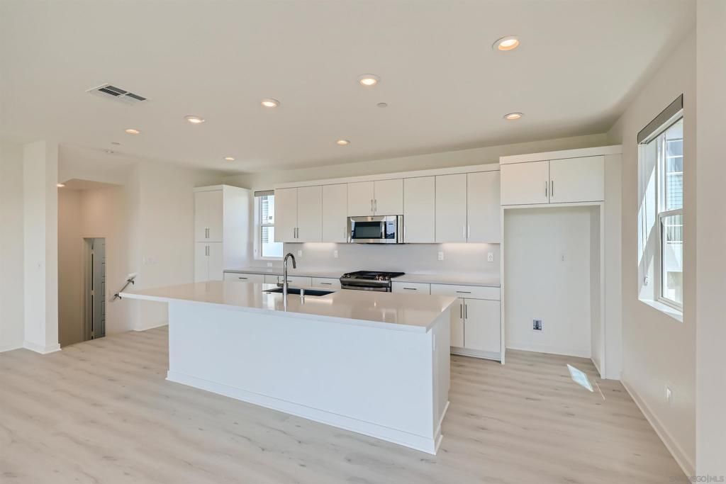 Image 5 of property listing at 3051 Marquee Way, San Diego, CA 92108