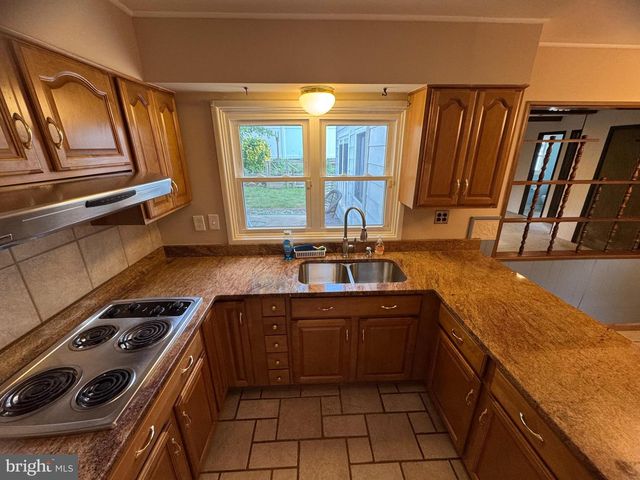 55 TWEED RD, Levittown, PA 19056