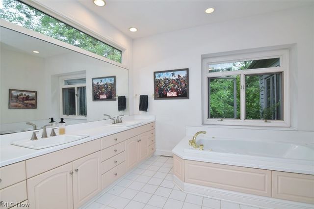 13540 Ledgebrook Lane, Chagrin Falls, OH 44022