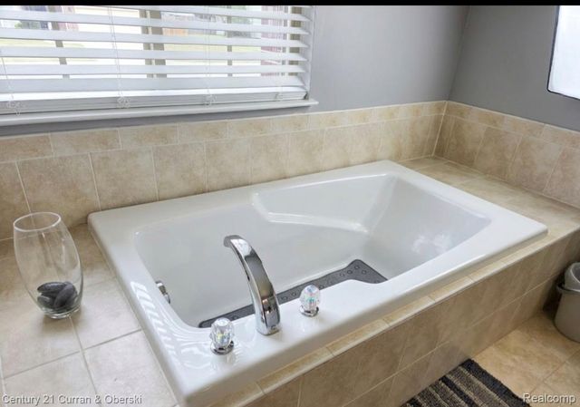 23756 Waterview Dr, Huron Charter Township, MI 48164