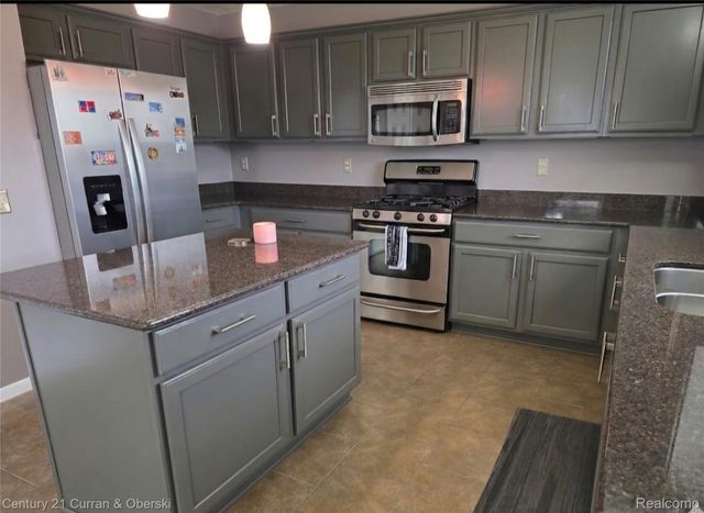 23756 Waterview Dr, Huron Charter Township, MI 48164