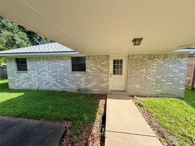 3 S Erik Drive, Angleton, TX 77515