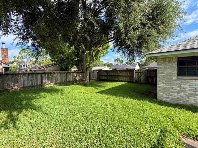 3 S Erik Drive, Angleton, TX 77515