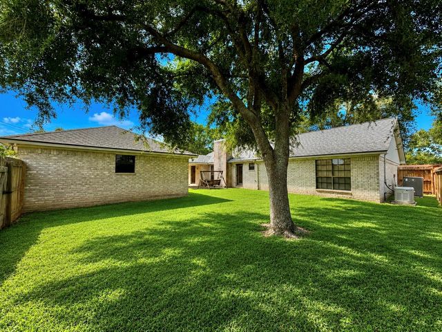 3 S Erik Drive, Angleton, TX 77515