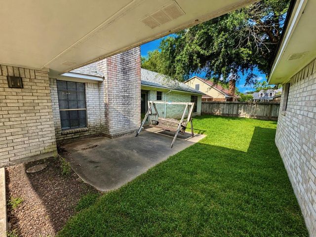 3 S Erik Drive, Angleton, TX 77515