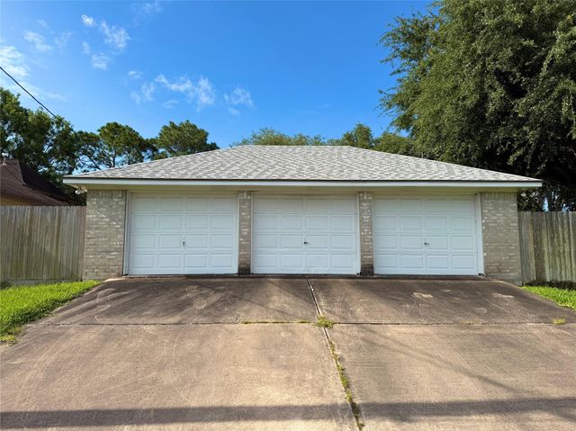 3 S Erik Drive, Angleton, TX 77515