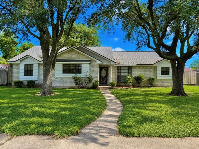 3 S Erik Drive, Angleton, TX 77515